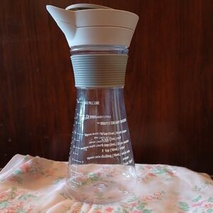 Pampered Chef Measure mix and pour Salad dressing dispenser container pour spout